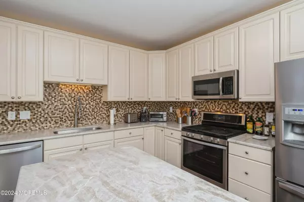 Manalapan, NJ 07726,606 Saint Andrews Place #606