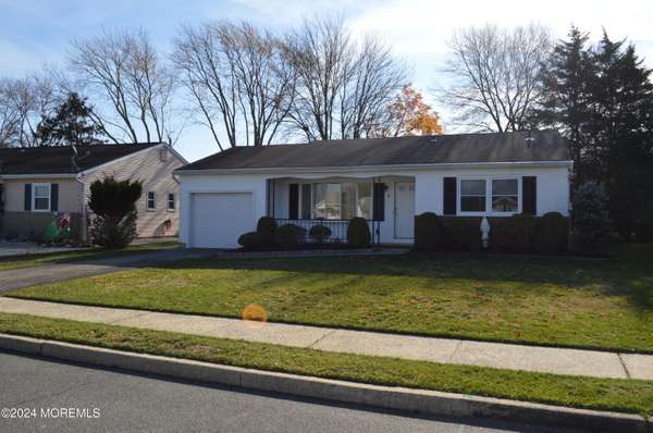 5 Norfolk Drive, Toms River, NJ 08757