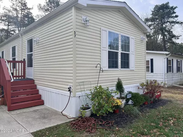 37 Raccoon Avenue, Whiting, NJ 08759