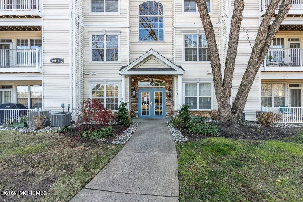 Manalapan, NJ 07726,305 Saint Andrews Place