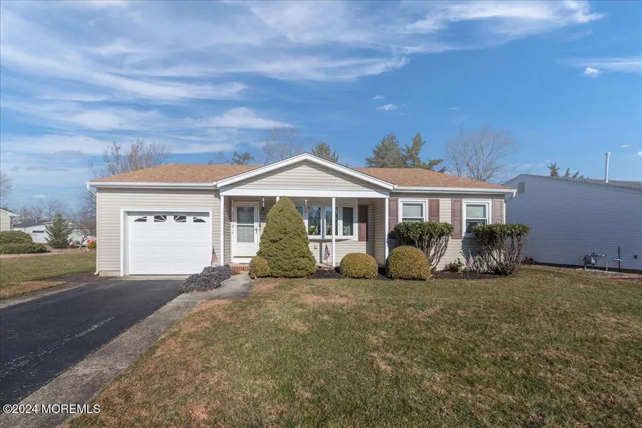 10 Norfolk Drive, Toms River, NJ 08757