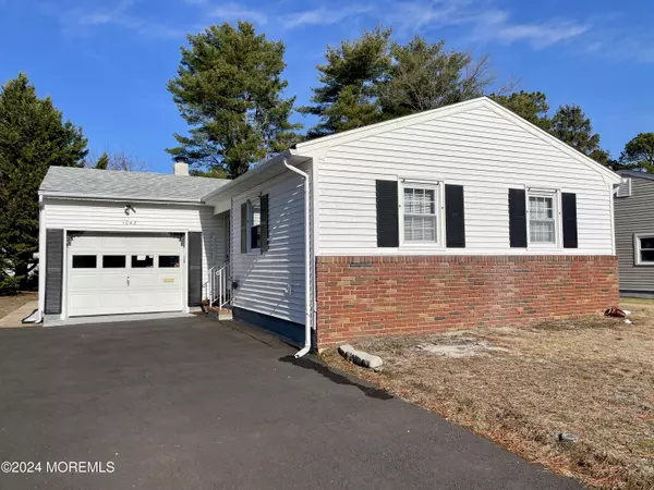 1042 E Edgebrook Drive, Toms River, NJ 08757