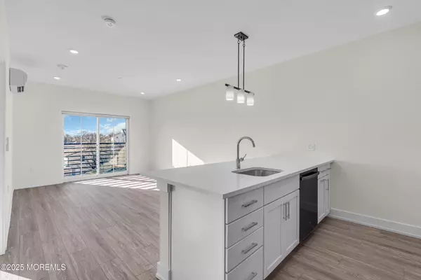 Keansburg, NJ 07734,19 Carr Avenue #401