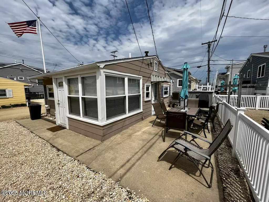 Lavallette, NJ 08735,113 W Penguin Way