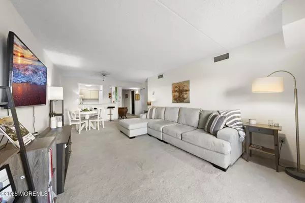 Atlantic Highlands, NJ 07716,32 Center Avenue #17