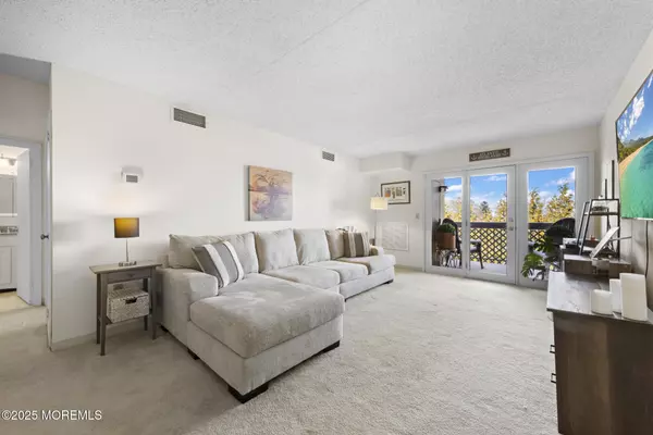 Atlantic Highlands, NJ 07716,32 Center Avenue #17