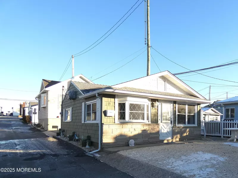 19 E Bayberry Way, Lavallette, NJ 08735