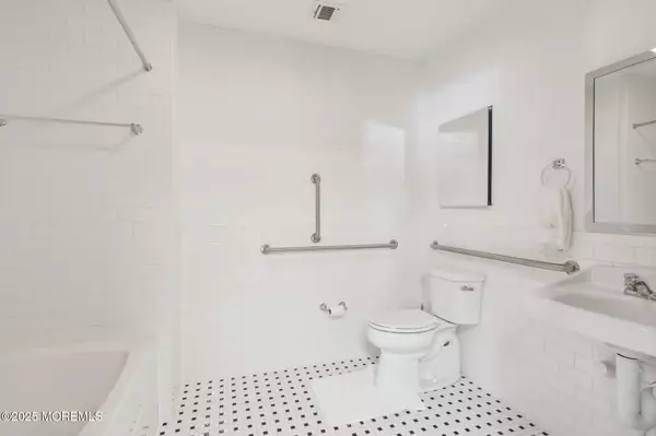 Red Bank, NJ 07701,83 River Street