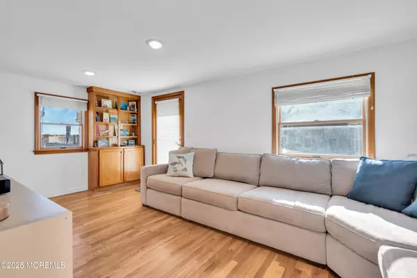 Lavallette, NJ 08735,52 E Bay Way