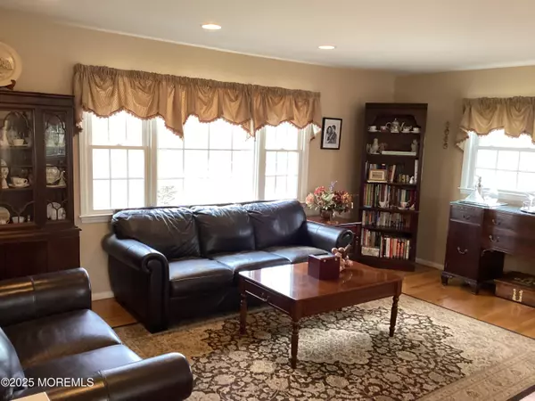 Oakhurst, NJ 07755,22 Roslyn Drive