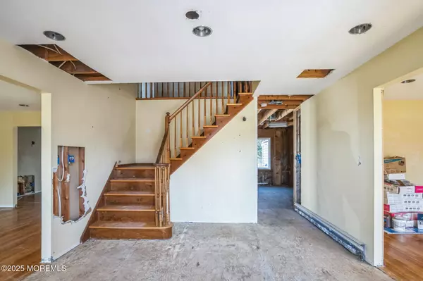 Manalapan, NJ 07726,26 Rowena Road