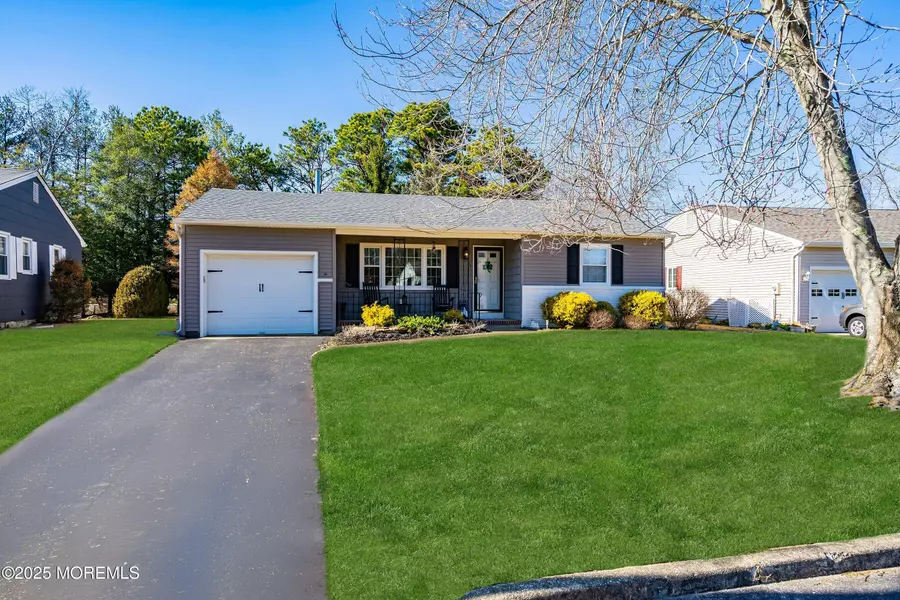 26 Sherwood Lane, Toms River, NJ 08757