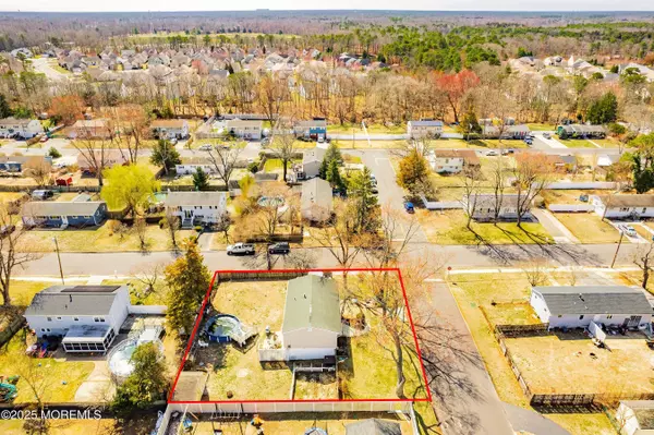 Jackson, NJ 08527,8 Pine Hill Street