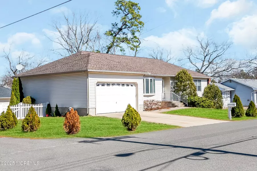 82 Bowline Street, Beachwood, NJ 08722