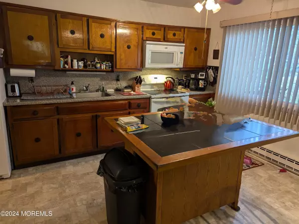 Whiting, NJ 08759,10 Idaho Drive