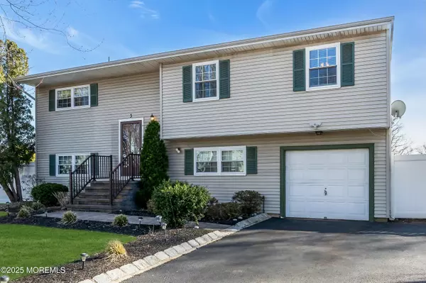 Hazlet, NJ 07730,3 Rothbard Road