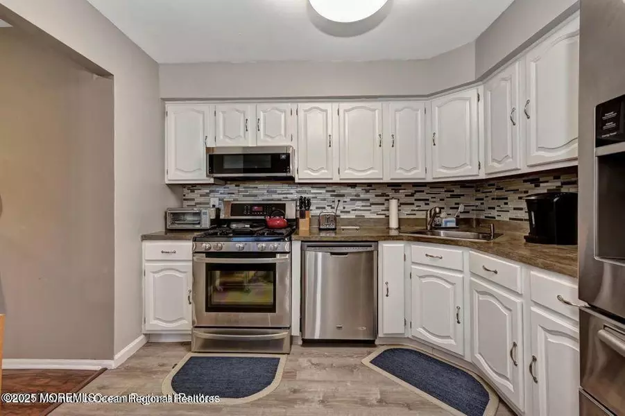 8 Amherst Court, Aberdeen, NJ 07747