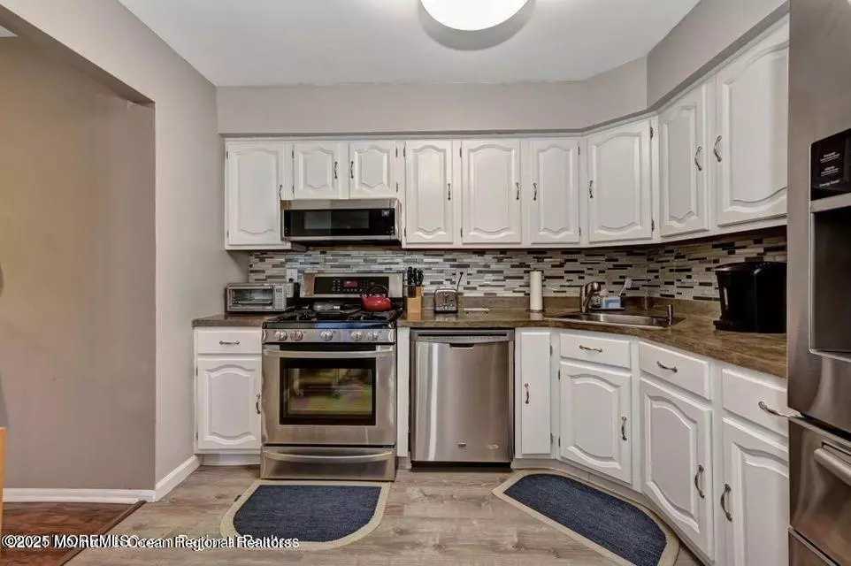 Aberdeen, NJ 07747,8 Amherst Court