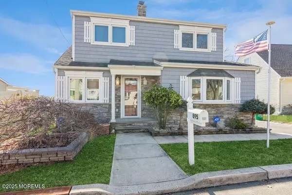 895 Woodmere Drive, Keyport, NJ 07735