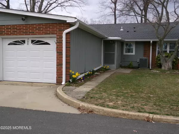 75 Dorchester Drive, Lakewood, NJ 08701