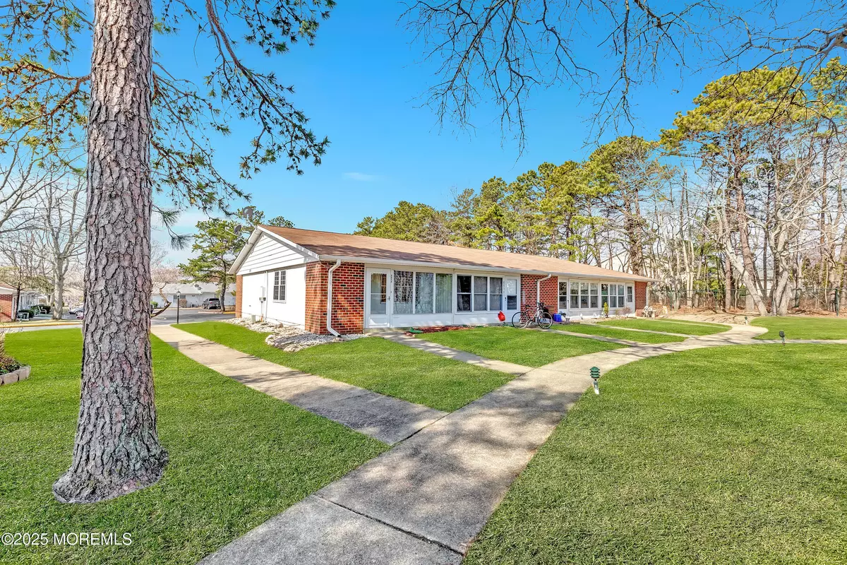 Lakewood, NJ 08701,885 Inverness Court