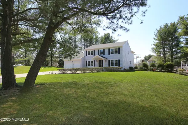 Holmdel, NJ 07733,5 Regal Court