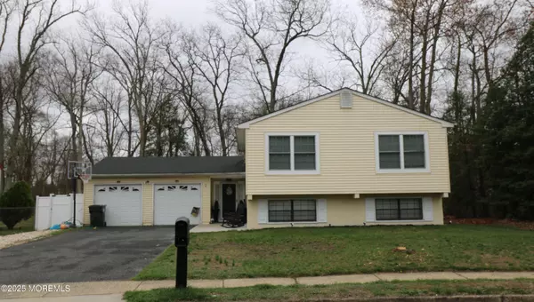 Howell, NJ 07731,2 Colonial Court