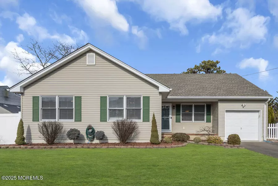 1400 Mizzen Avenue, Beachwood, NJ 08722