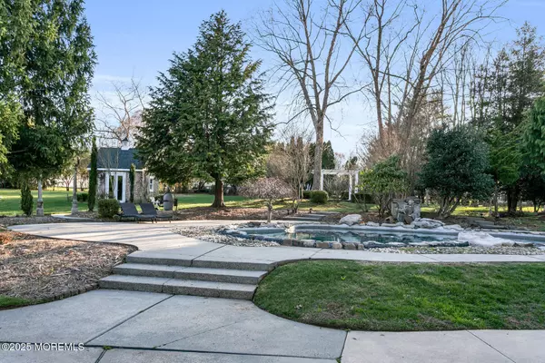 Rumson, NJ 07760,8 Woods End Road