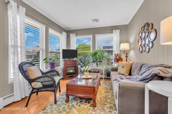 Toms River, NJ 08757,7 Aztec Court