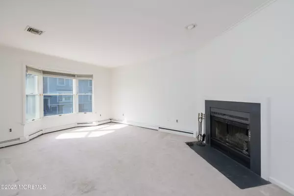 Rumson, NJ 07760,65 E River Road #14