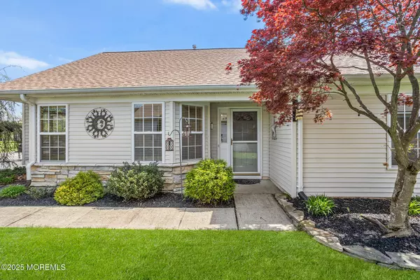 16 Schoolhouse Lane, Lakewood, NJ 08701