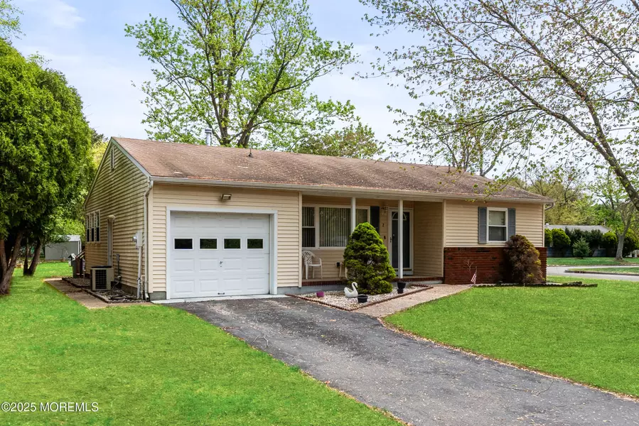 2 Stanford Drive, Toms River, NJ 08757