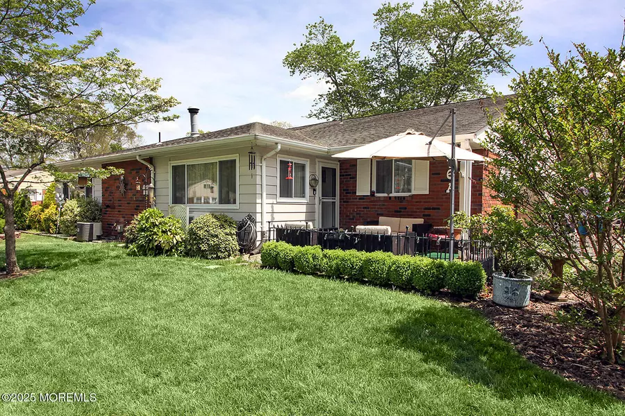 16 Robin Street, Manchester, NJ 08759