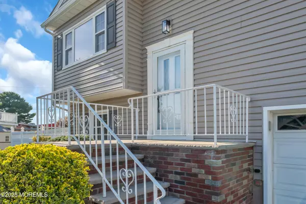 Edison, NJ 08817,18 Velikan Place