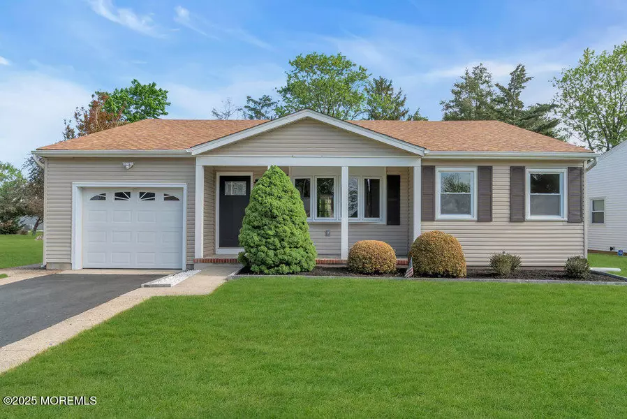 10 Norfolk Drive, Toms River, NJ 08757