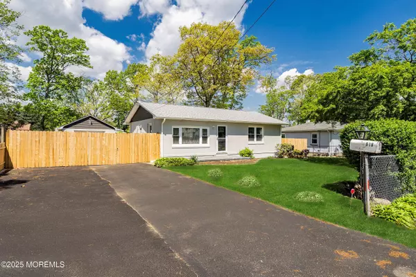Toms River, NJ 08753,918 Briar Avenue