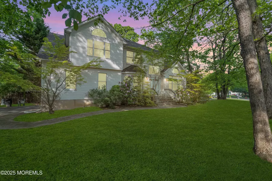 2 Wendi Way, Manalapan, NJ 07726