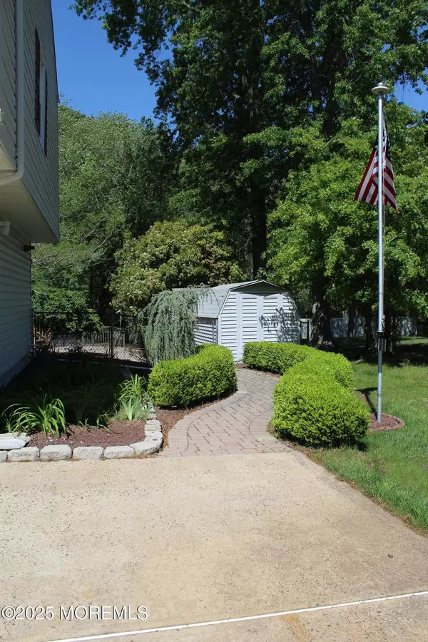 Howell, NJ 07731,105 Darien Road