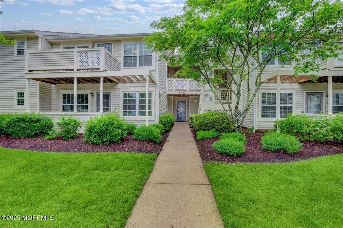 Howell, NJ 07731,82 Briarwood Court