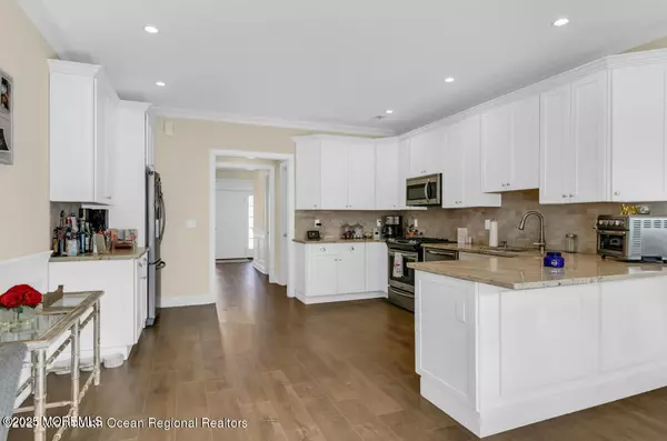 Red Bank, NJ 07701,127 Bank Street