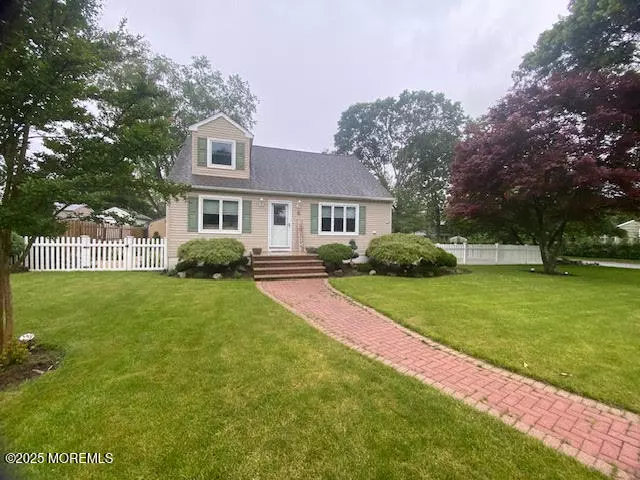 6 Arlington Street, Oakhurst, NJ 07755