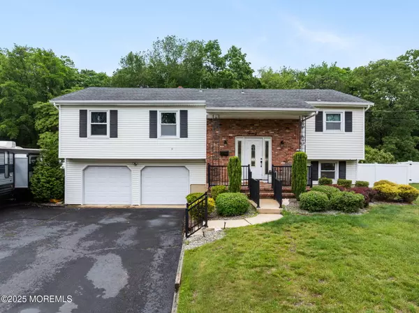 Howell, NJ 07731,20 Sugarbush Road