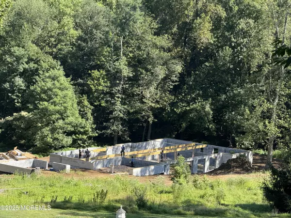 Holmdel, NJ 07733,1 E Davey Place