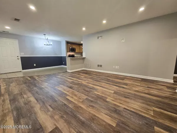 Freehold, NJ 07728,92 Seattle Court