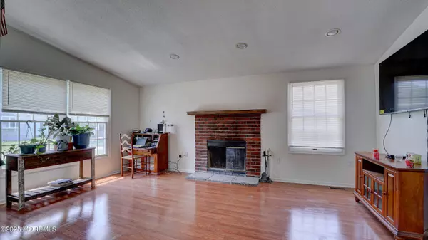 Manalapan, NJ 07726,21 Parkview Way