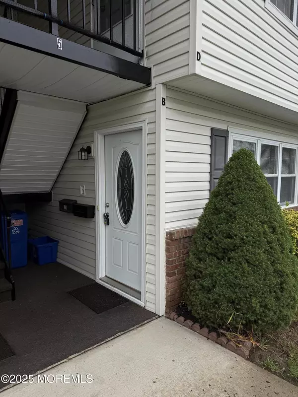 Matawan, NJ 07747,5 Texas Court #B