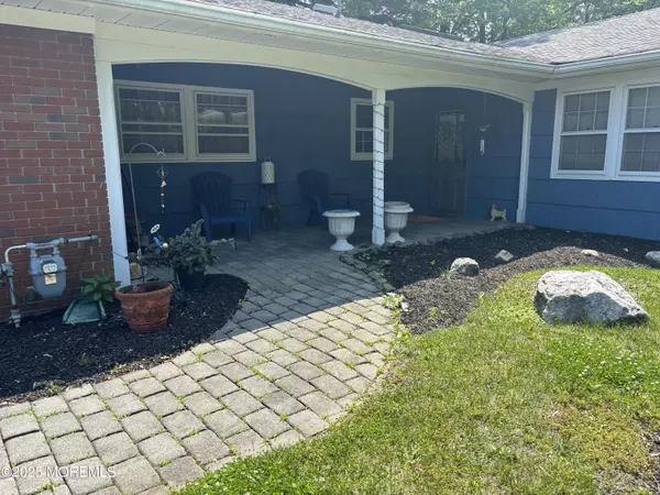 Manalapan, NJ 07726,42 Livingston Lane