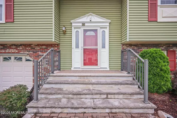 Howell, NJ 07731,5 Lampost Court
