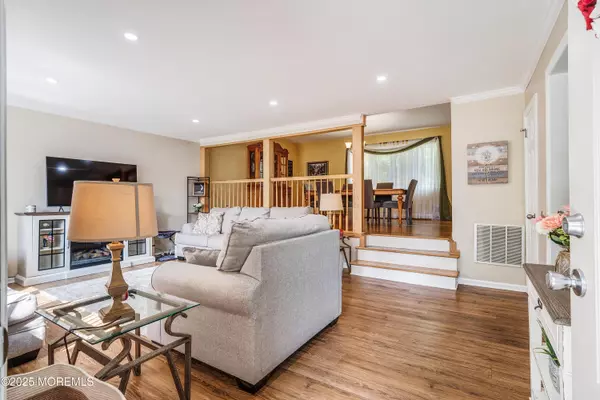 Hazlet, NJ 07730,7 Carriage Road